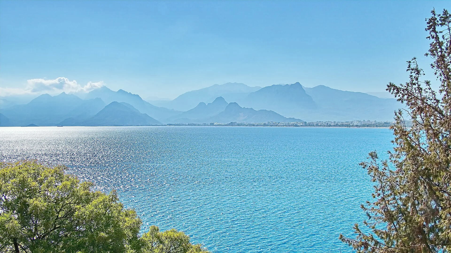Le vieux port d'Antalya et les falaises du golfe depuis Kaleiçi