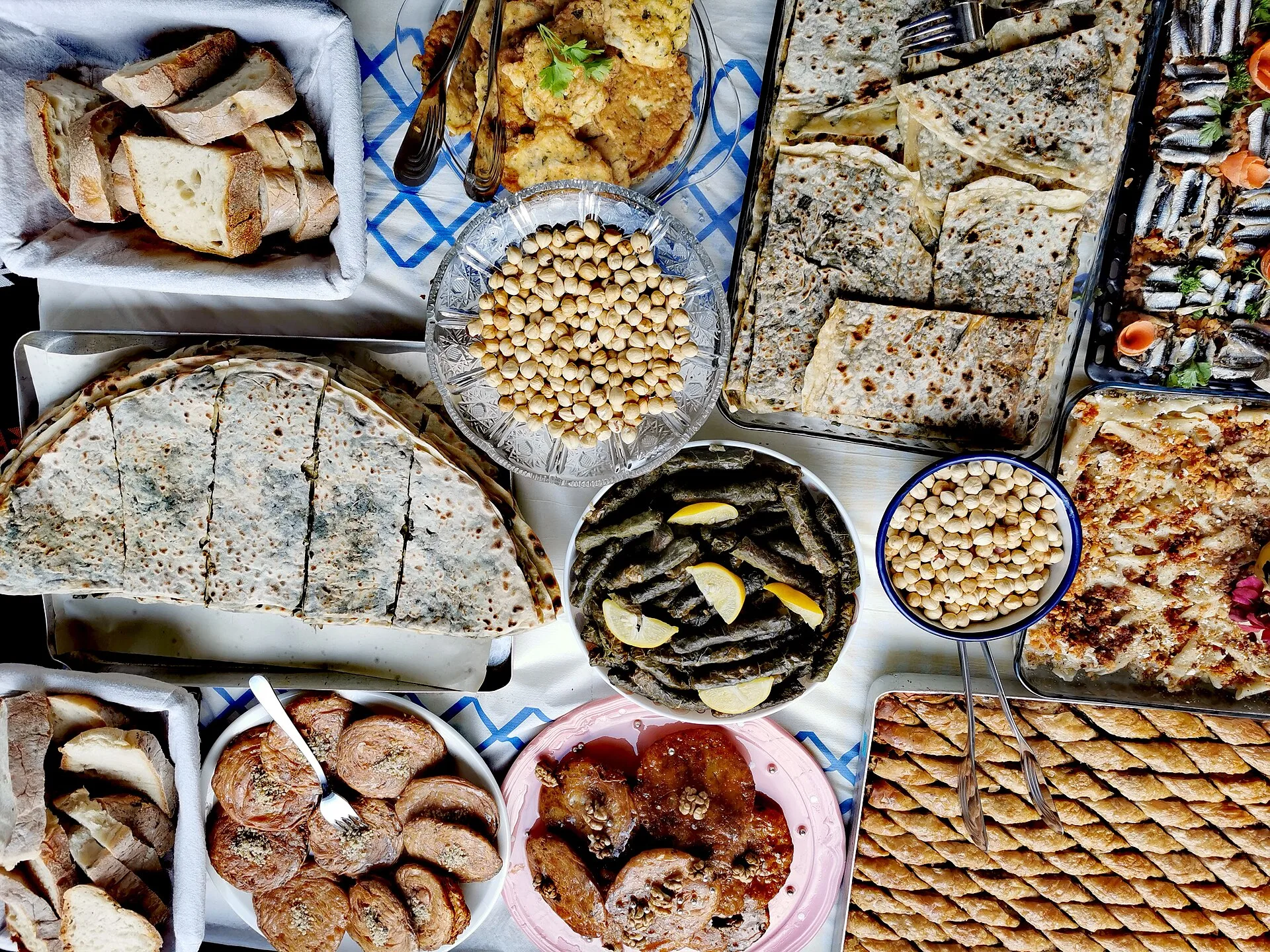 Table de spécialités turques : meze, pide et thé servi en verre
