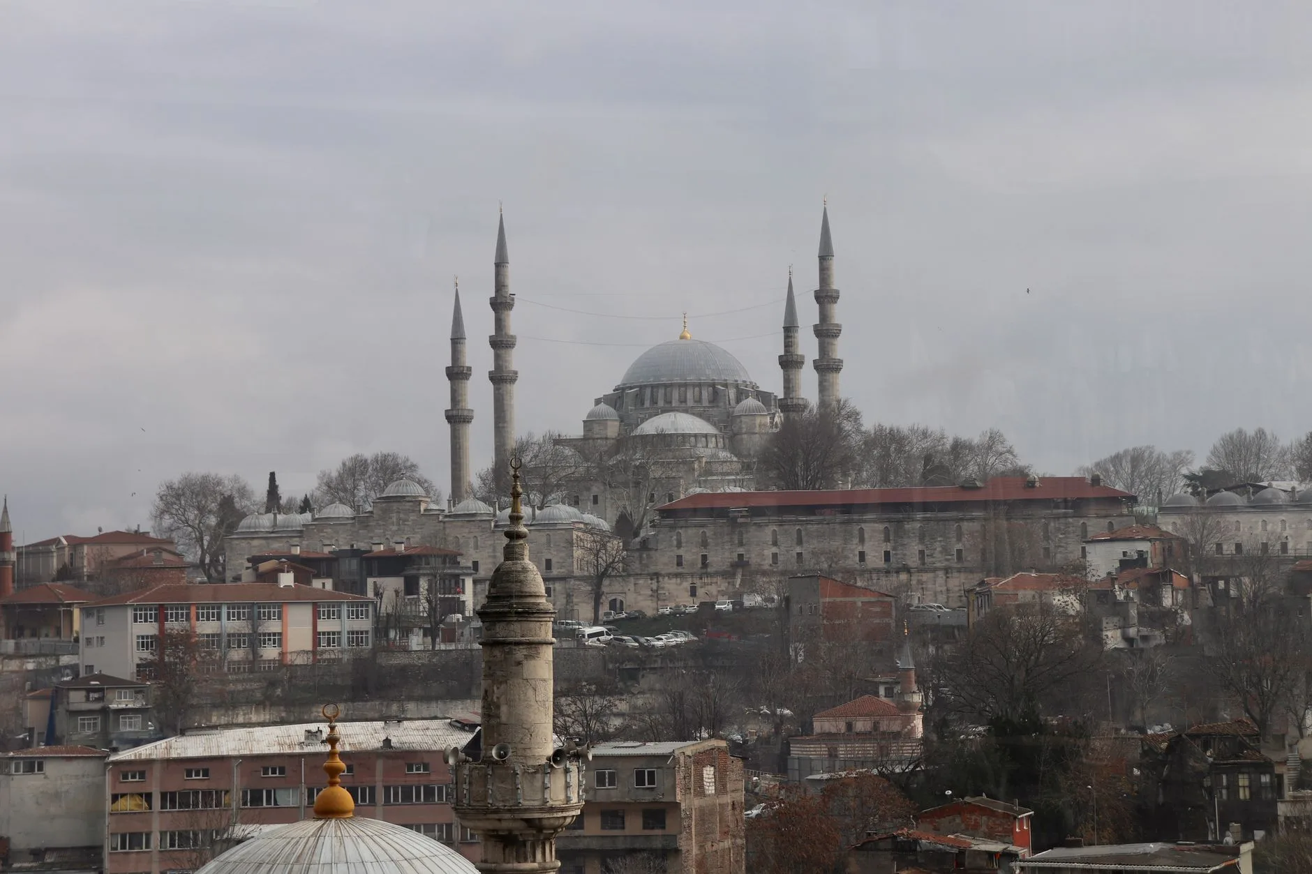 Mosquée de Soliman le Magnifique dominant les toits d'Istanbul