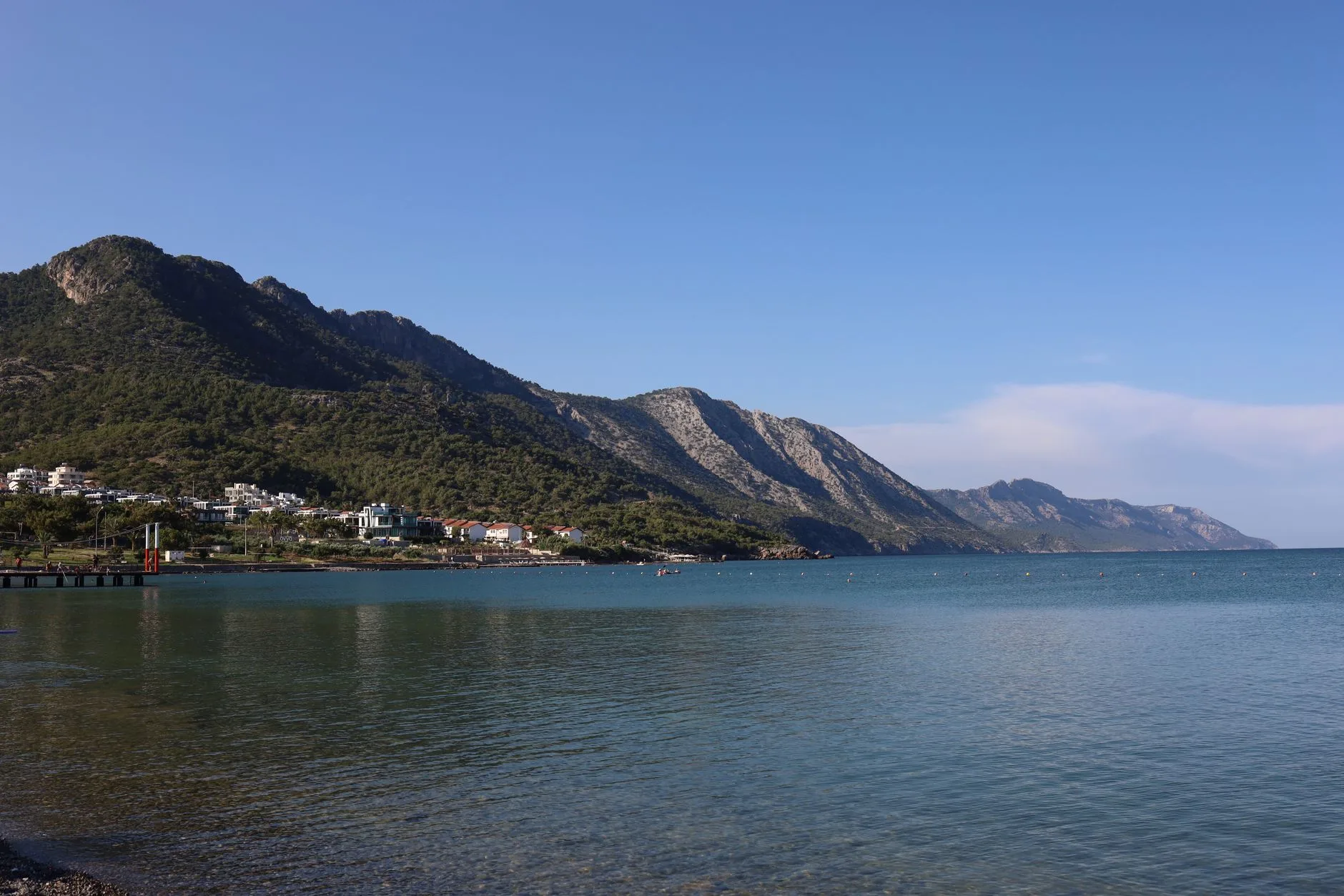 Vue panoramique sur le littoral turc, mer turquoise et montagnes