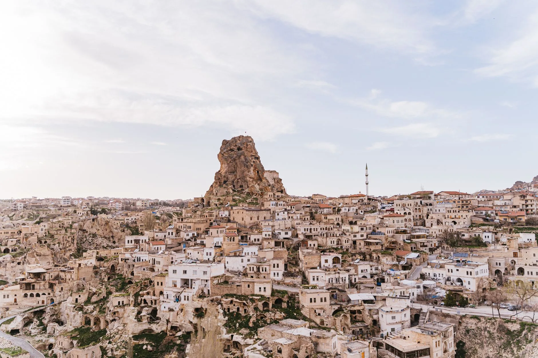 Maisons troglodytes et cheminées de fée dans un village de Cappadoce