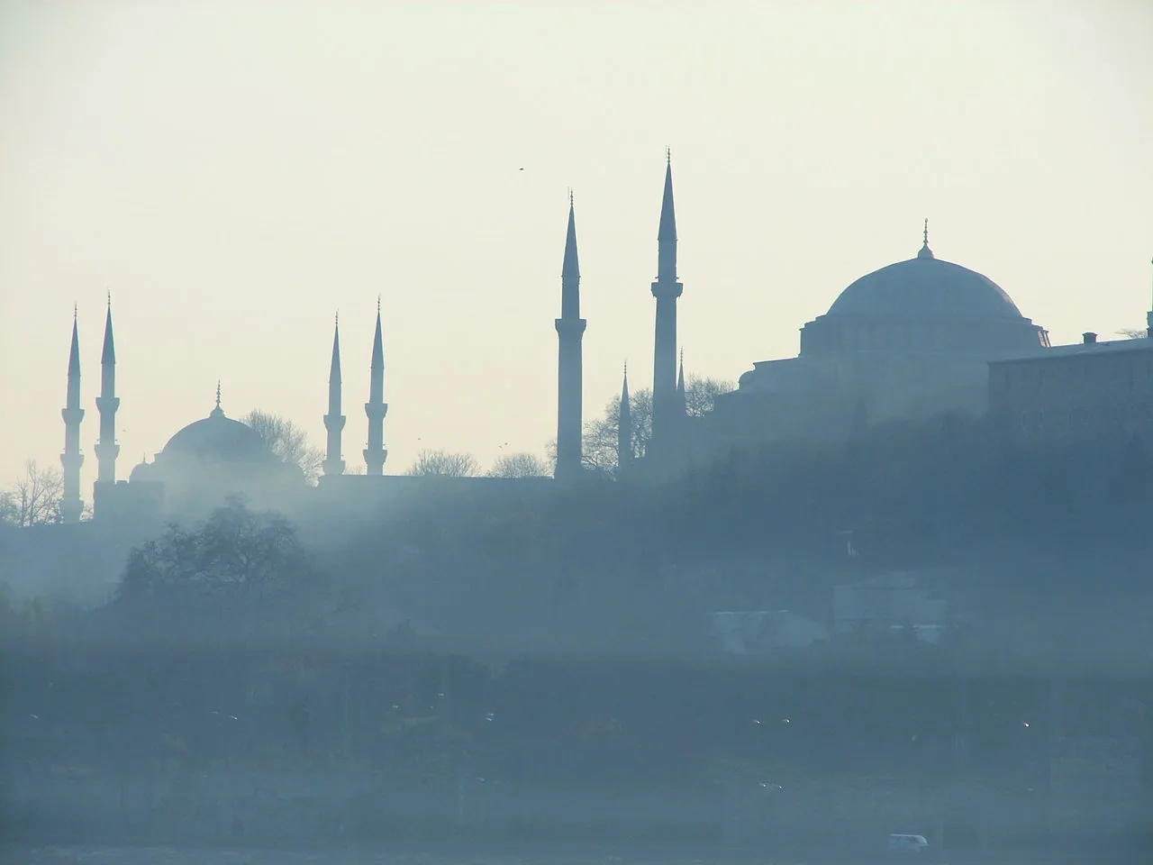 Sainte-Sophie et la Mosquée bleue dominant les toits d'Istanbul dans la brume